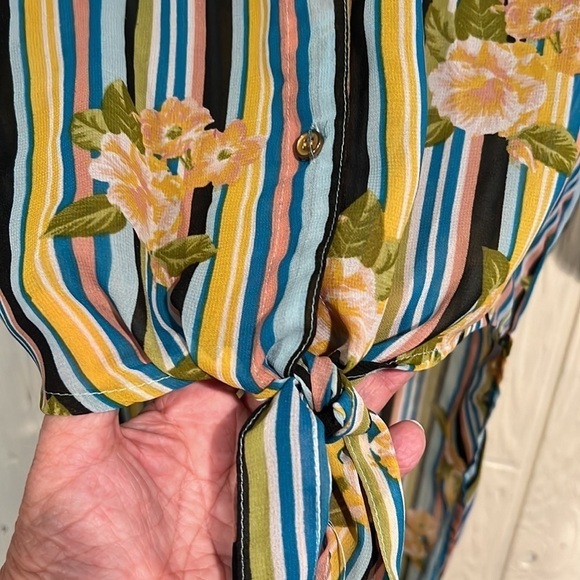 Mileage BLOUSE WITH TIE WAIST AND LONGER SHIRT TAIL BACK size.XL - Picture 2 of 12